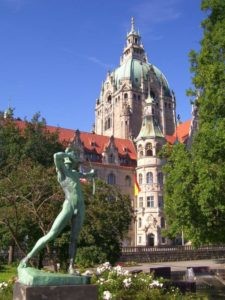 Bogenschütze vor dem Neuen Rathaus