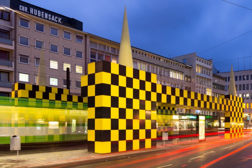 Straßenbahnhaltestelle Steintor, von Alessandro Mendini gestaltet im Rahmen des Kunstprojektes BUSSTOPS, an der Kurt-Schumacher-Straße