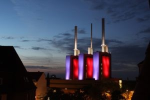 Das neue Wahrzeichen von Linden - Das beleuchtete Heizkraftwerk von enercity, im Volksmund die drei warmen Brüder genannt