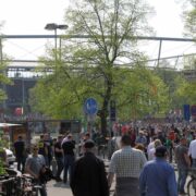 Alte Liebe - Fans auf dem Weg ins Stadion