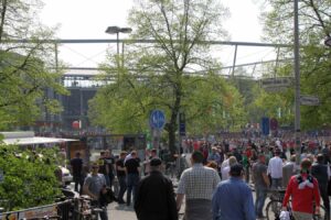 Alte Liebe - Fans auf dem Weg ins Stadion