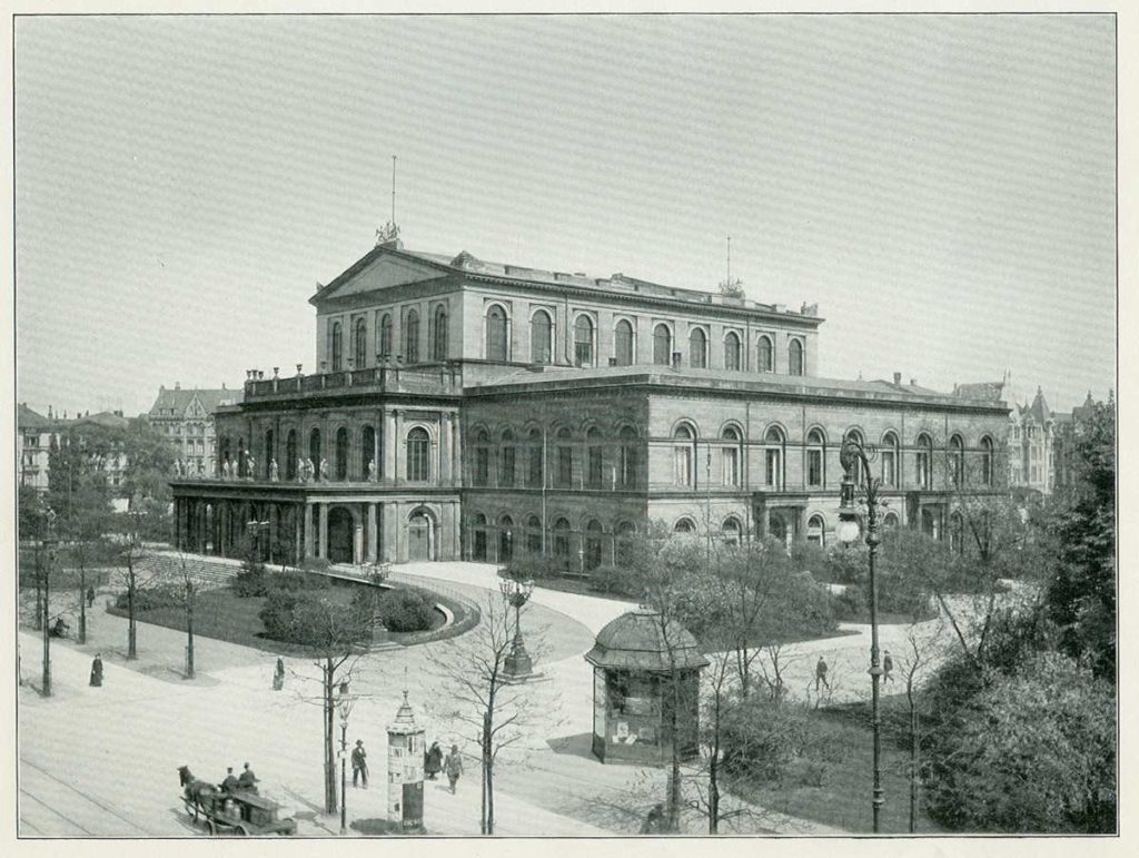 Das Hoftheater zwischen 1898 und 1903 in einer Aufnahme von Karl F. Wunder
