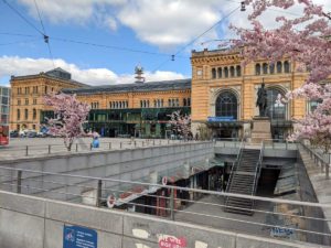 Hauptbahnhof im Frühling