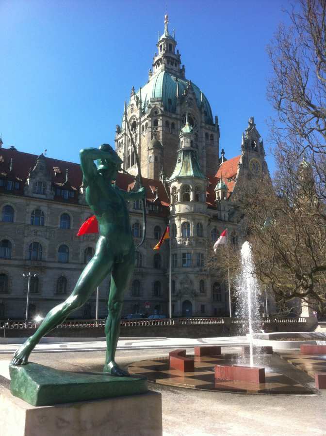 Bogenschütze mit Bahlsen-Brunnen vor dem Neuen Rathaus
