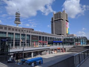 Der Platz hinter dem Bahnhof