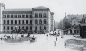 Der Platz um 1890