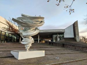 Wirbelsturm vor dem Museum