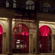 Fliegender Tannenbaum vor der Oper