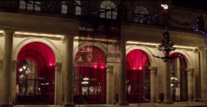 Fliegender Tannenbaum vor der Oper