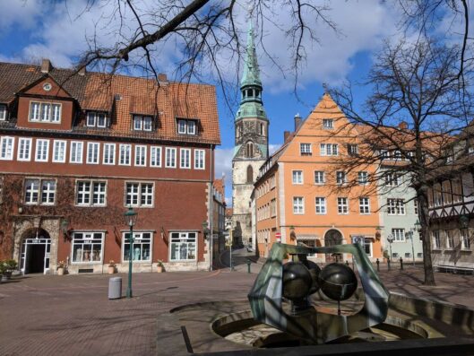 Platz mit Brunnen und Blick auf die Kirche