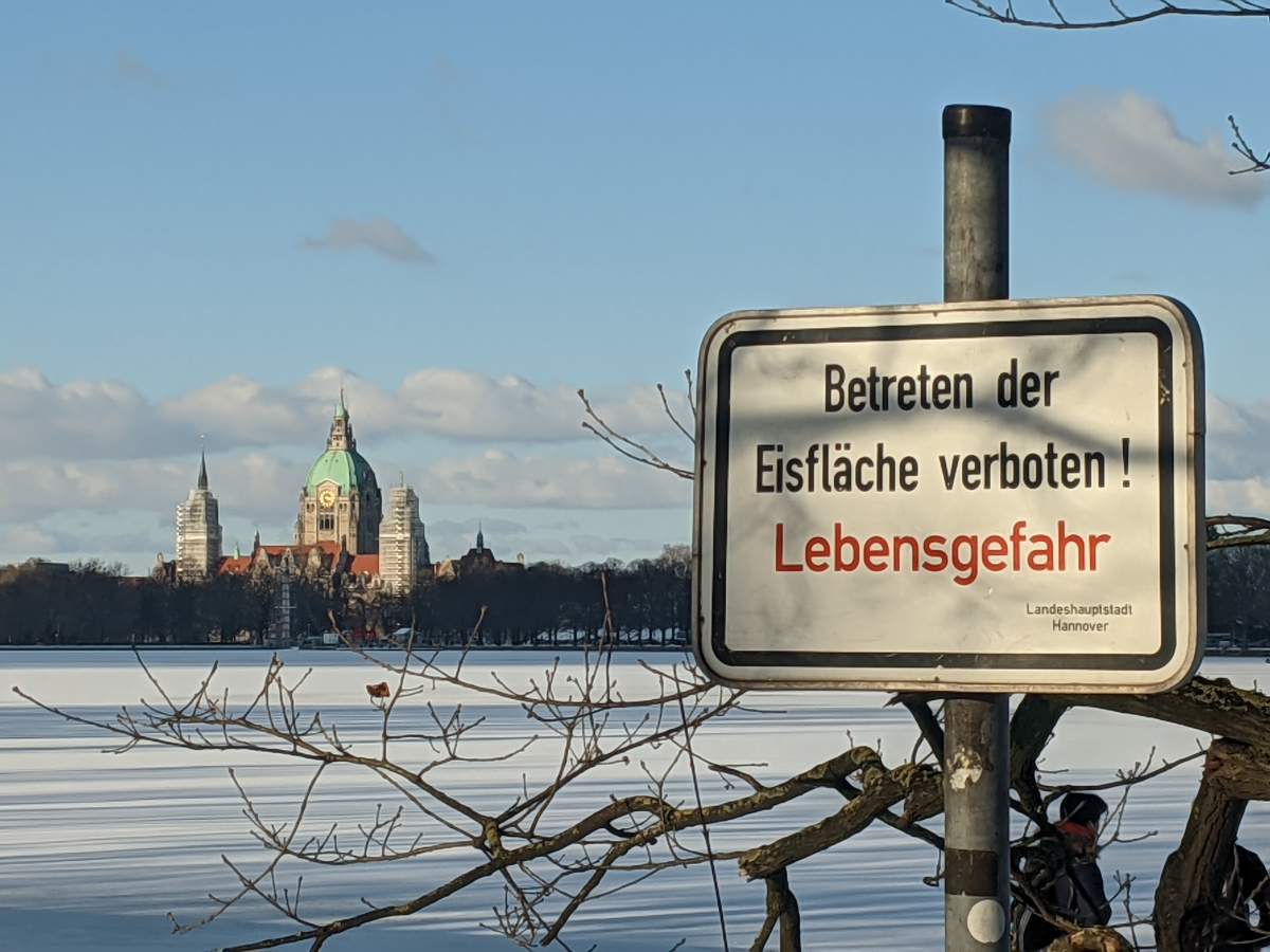 Betreten der Eisfläche verboten