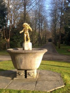 Brunnen mit Engel auf dem Stadtfriedhof Engesohde