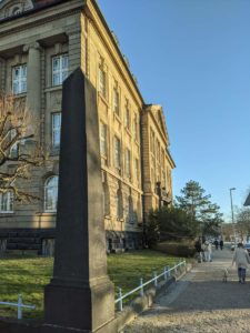 Obelisk an der Straßenecke