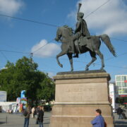 Hier trifft man sich unterm Schwanz, das Ernst-August-Denkmal