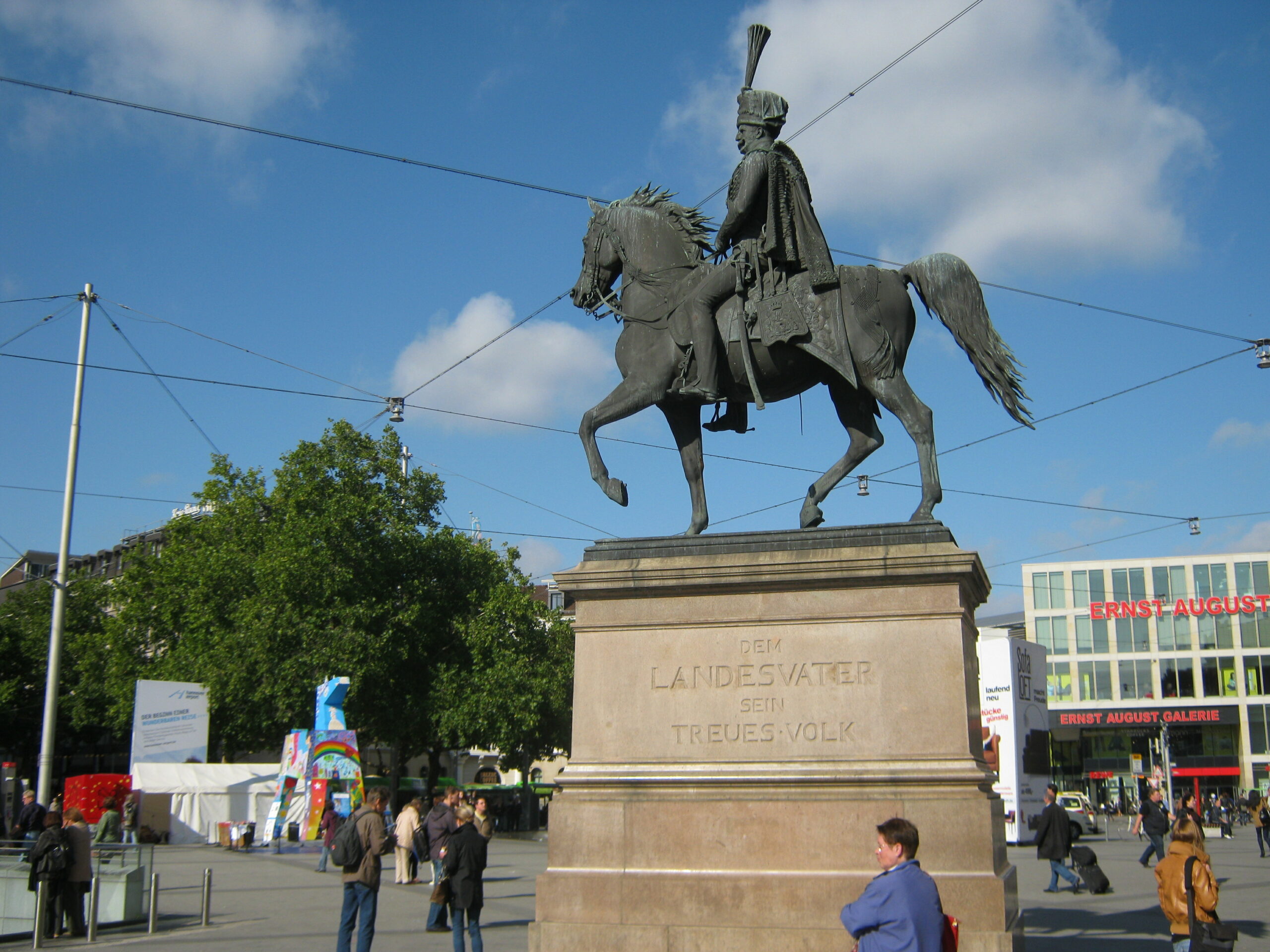 Hier trifft man sich unterm Schwanz, das Ernst-August-Denkmal