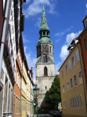 Blick durch die Kreuzstraße auf die Kirche
