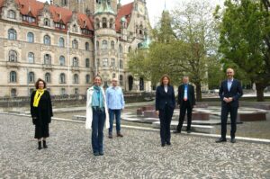 v.l.n.r.: drei Personen von der Initiative „hannover erneuerbar“ (in der Mitte: Johanna Gefäller), enercity-CEO Dr. Susanna Zapreva, Dr. Jens Clausen (Borderstep Institut) sowie Hannovers Oberbürgermeister Belit Onay