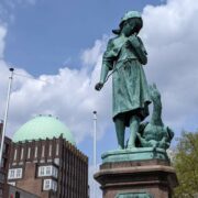 Brunnen mit Anzeigerhochhaus