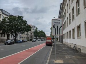 Hinweisschild auf die veränderte Verkehrsführung