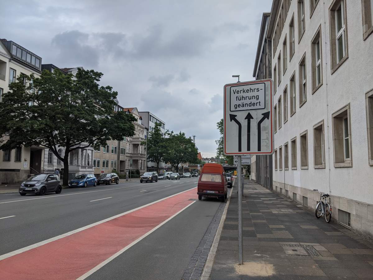 Hinweisschild auf die veränderte Verkehrsführung