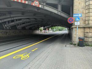 Neuer Radweg unter der Brücke