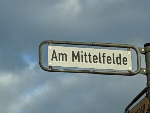 Am Mittelfelde (Straßenschild)