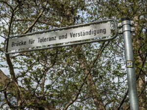 Brücke für Toleranz und Verständigung (Straßenschild)