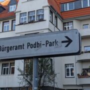 Hinweisschild Bürgeramt Podbi-Park