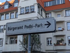 Hinweisschild Bürgeramt Podbi-Park