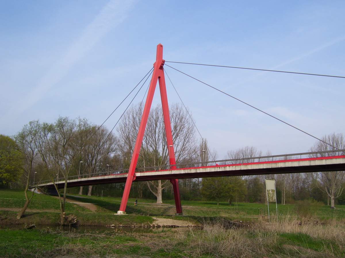 Die rote Lodemannbrücke