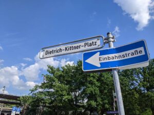 Dietrich-Kittner-Platz (Straßenschild)