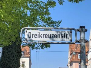 Dreikreuzenstraße (Straßenschild)