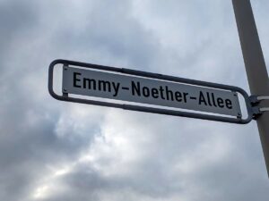 Emmy-Noether-Allee (Straßenschild)