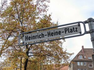 Heinrich-Heine-Platz (Straßenschild)