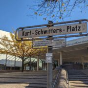 Kurt-Schwitters-Platz (Straßenschild)
