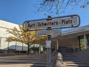 Kurt-Schwitters-Platz (Straßenschild)