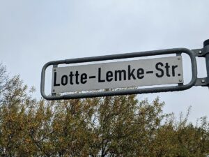 Lotte-Lemke-Straße (Straßenschild)