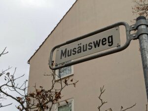 Musäusweg. (Straßenschild)