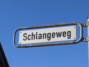 Schlangeweg (Straßenschild)