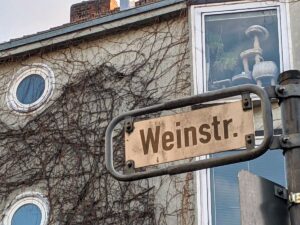 Weinstraße (Straßenschild)