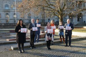 Sinem Eryurt-Celik, Volker Kluwe, Axel von der Ohe, Thea Giebl, Christine Kannenberg, Maren Gehrke und Thomas Hermann vor dem Rathaus.