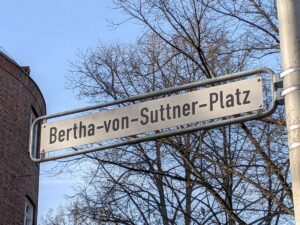 Bertha-von-Suttner-Platz (Straßenschild)