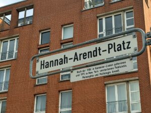 Hannah-Arendt-Platz (Straßenschild)