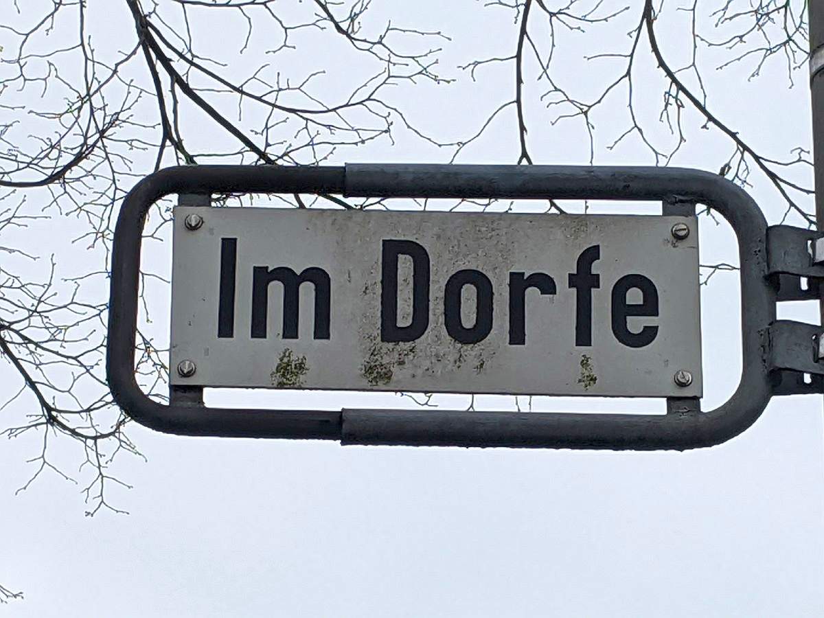 Im Dorfe (Straßenschild)