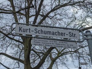 Kurt-Schumacher-Straße (Straßenschild)