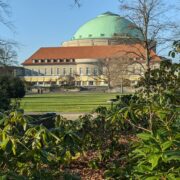 Stadthalle mit Stadtpark