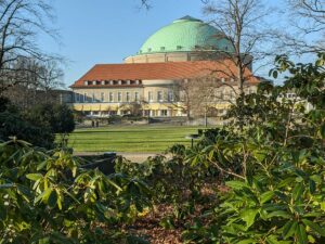 Stadthalle mit Stadtpark