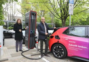 E-Mobilität, enercity führt Hannovers öffentliche Ladeinfrastruktur auf Platz eins in Deutschland, Ladestation am Parklatz neben dem NDR, Rudolf von Bennigsen Ufer