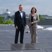 Bernd Pielsticker, Geschäftsführer der TROESTER GmbH & Co. KG und enercity-Vorstandsvorsitzende Dr. Susanna Zapreva