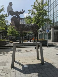 Mann mit Hirsch an der Andreastraße